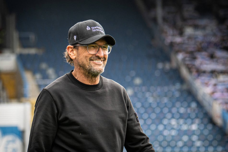 Grinst Cottbus-Coach Pele Wollitz (60) nach dem Ostderby wieder so schelmisch?