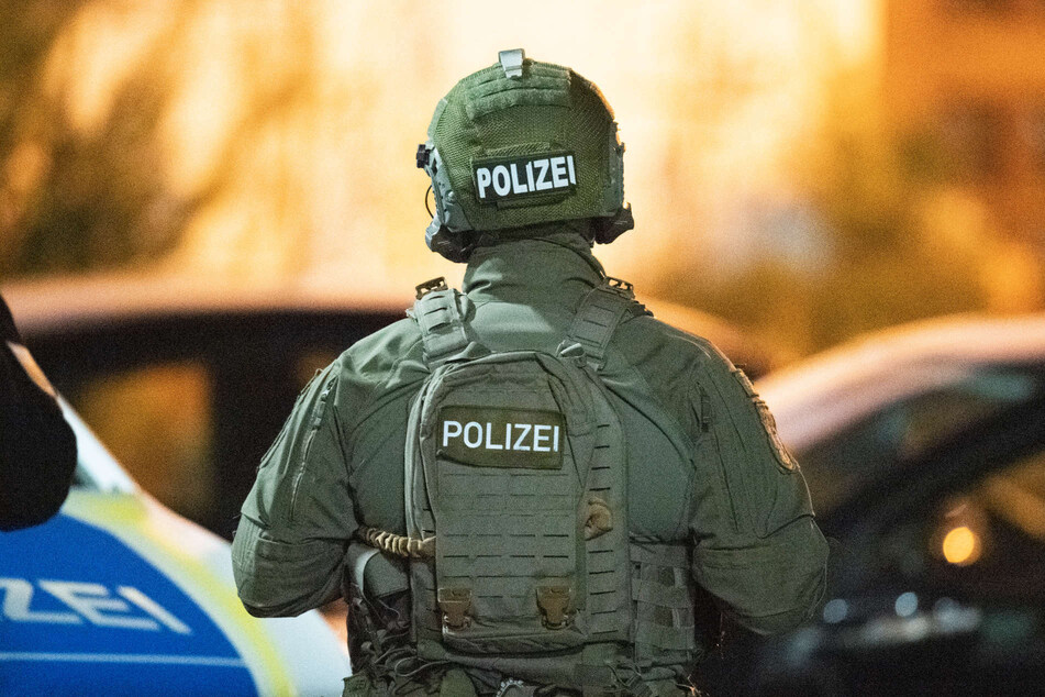 SEK-Beamte durchsuchten mithilfe der Polizei am Mittwochmorgen fünf Wohnungen in Düsseldorf. (Symbolbild)