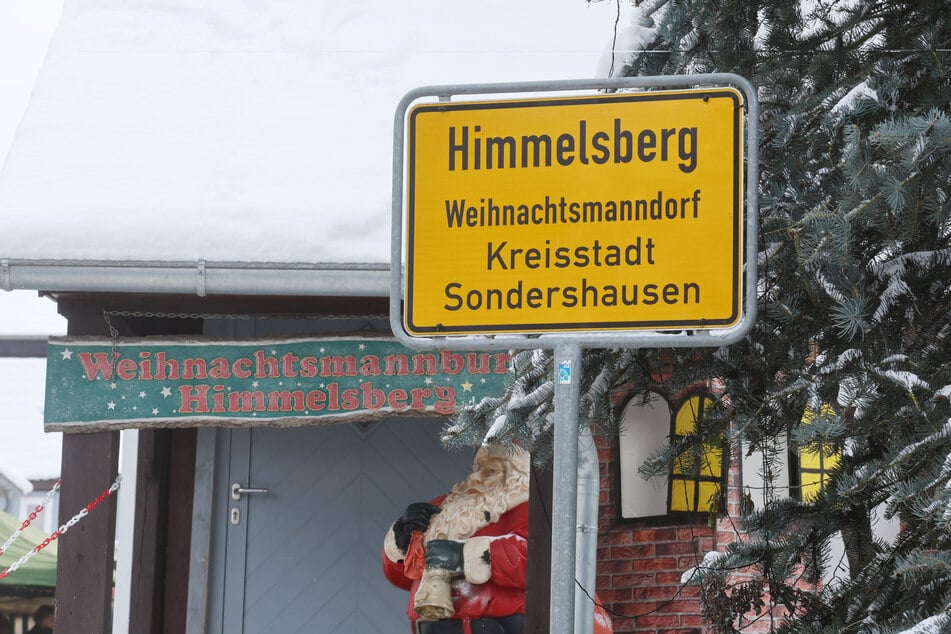 in Ortsschild steht am Eingang zum Weihnachtspostamt in Himmelsberg.