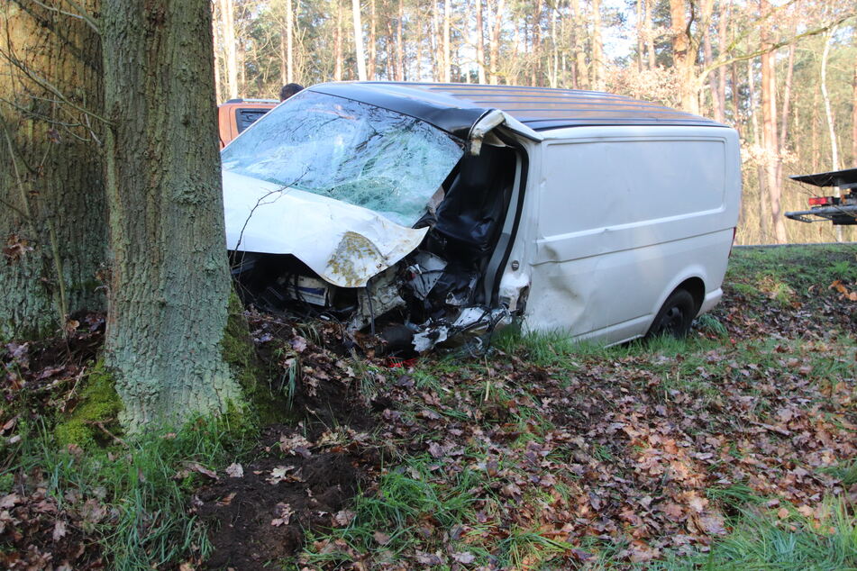 Der Unfallwagen war so beschädigt, dass der Fahrer aus dem Fahrzeug befreit werden musste.