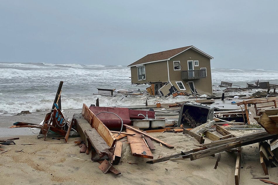 North Carolina house sinks into the sea in dramatic video