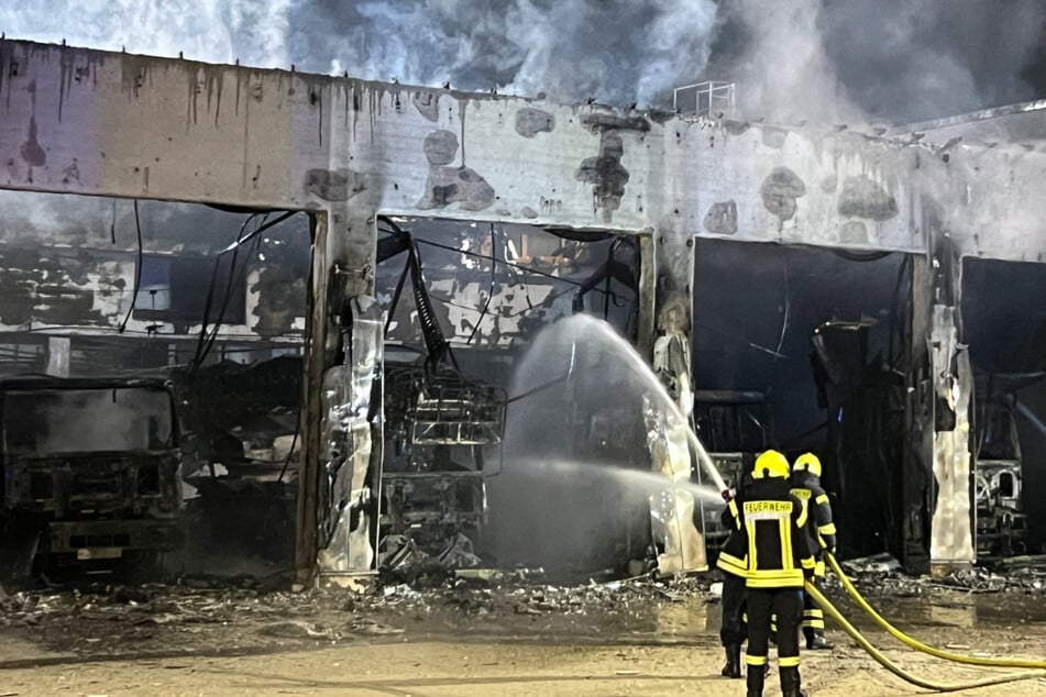 Verbrannte Feuerwehr-Autos und verkohlte Mauern, mehr blieb von der Fahrzeug-Halle der Freiwilligen Feuerwehr nicht übrig.