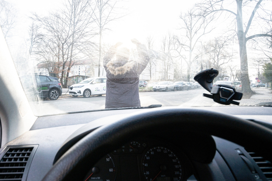 Gefährliche Wintersonne: Schnell werden Fußgänger oder andere Autos übersehen.