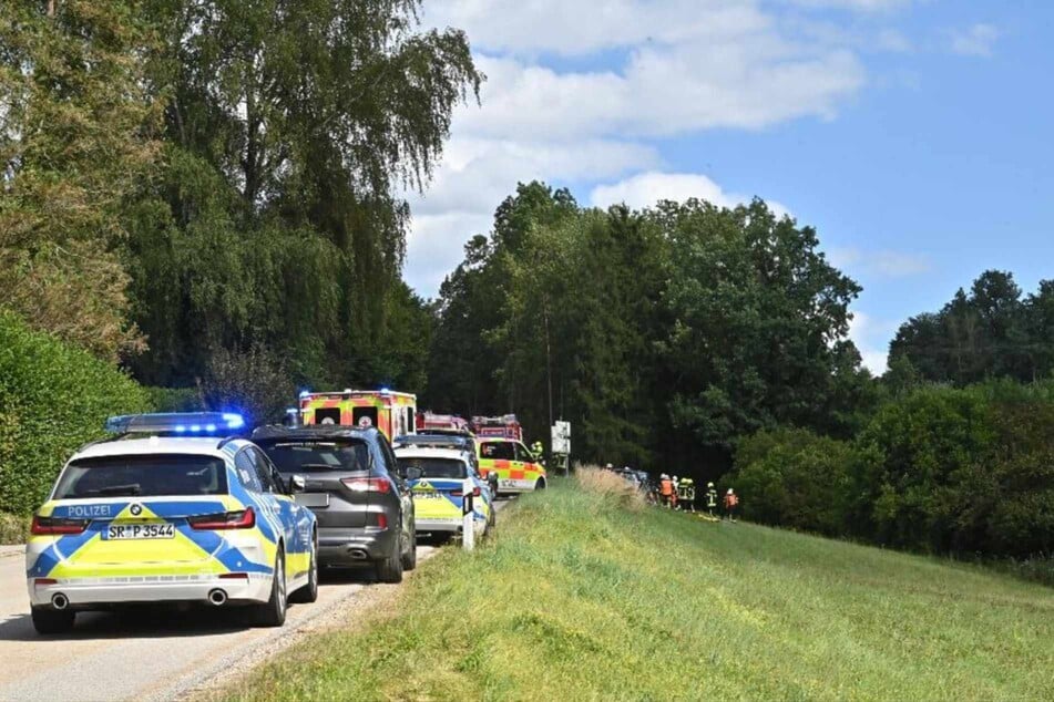 Zahlreiche Rettungskräfte sind am Unfallort im Einsatz.
