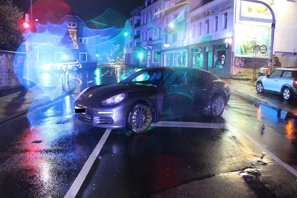 Der Porsche wartete an einer Kreuzung, als der Opel Corsa gegen ihn krachte.
