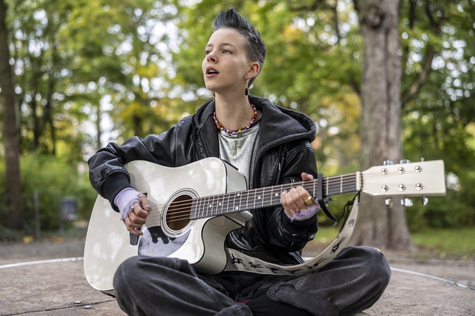 Jordan brachte sich das Gitarrenspiel selbst bei.