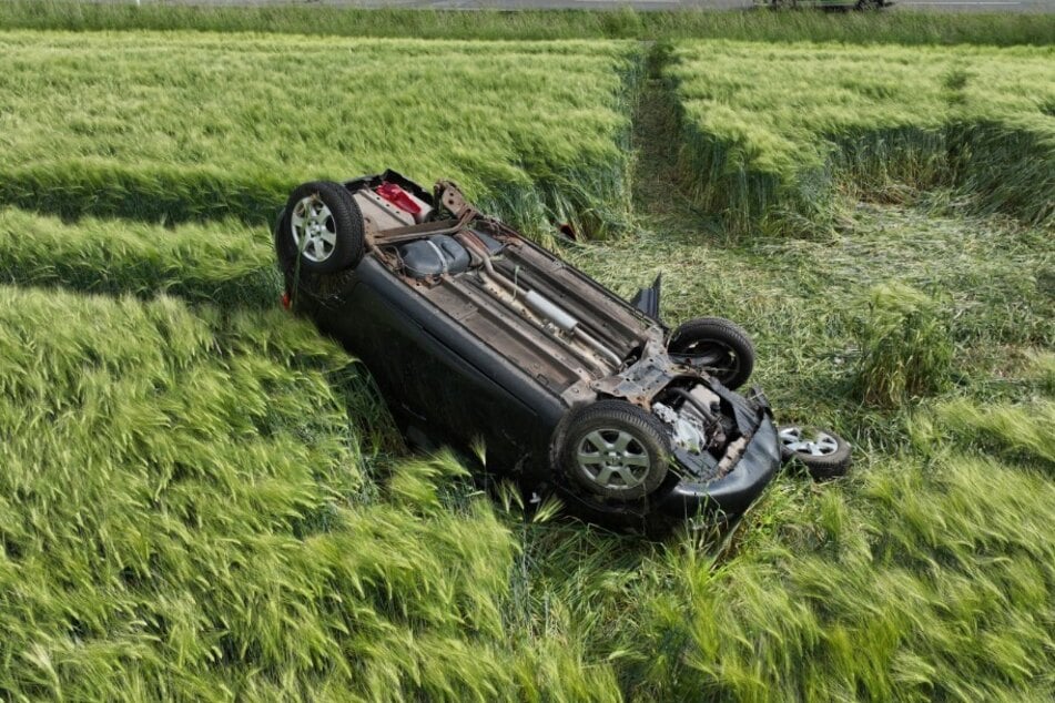 In der Altmark landete ein Opel kopfüber auf einem Acker.