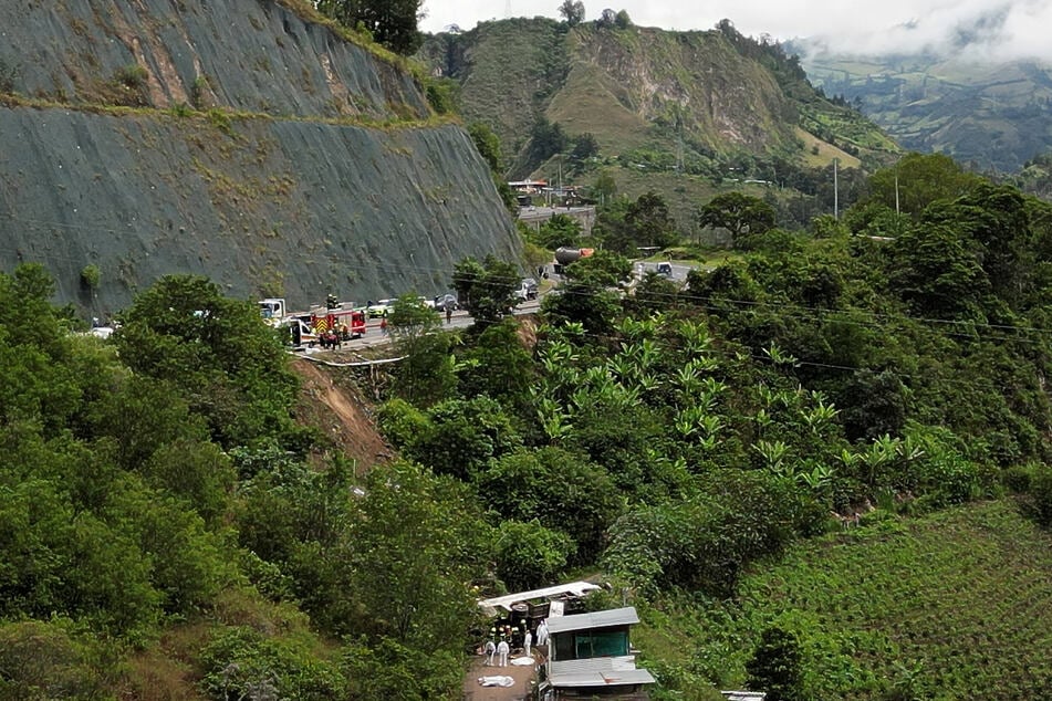 Der Bus durchbrach die Leitplanke und stürzte einen Abhang hinunter.