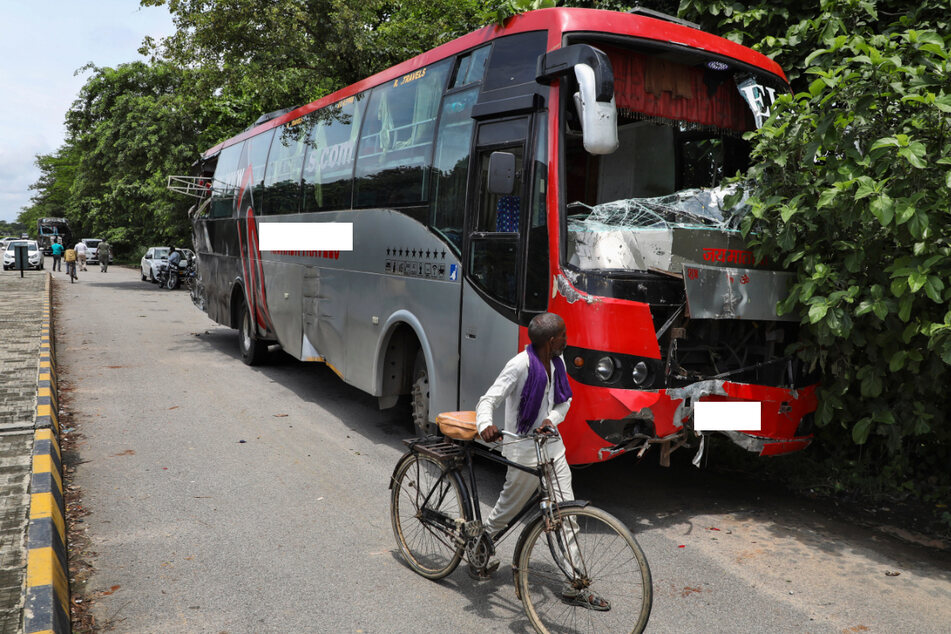Wegen einer Panne parkte der Bus am Straßenrand, dann fuhr ein Lkw von hinten auf.