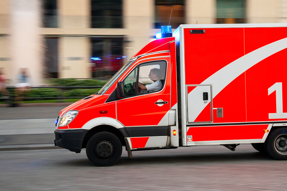 Beziehungstat an Bus-Haltestelle: 50-Jähriger attackiert Mann (31) mit Messer und Radkreuz