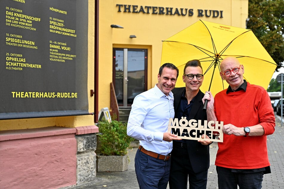 Sachsenlotto-Vertriebschef Marcel Körner (46, v.l.) und "Möglichmacher" Guido Gentzel (48) übergeben die Spende an Pantomimen Ralf Herzog (72).