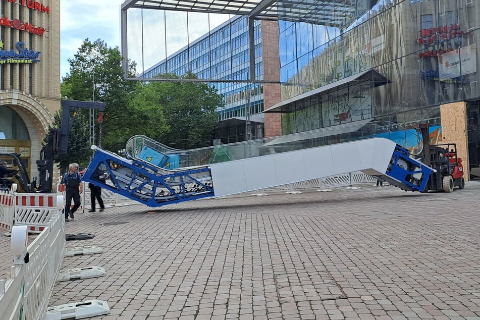Chemnitz: Hier rollt die neue Treppe fürs Chemnitzer Galeria-Gebäude an