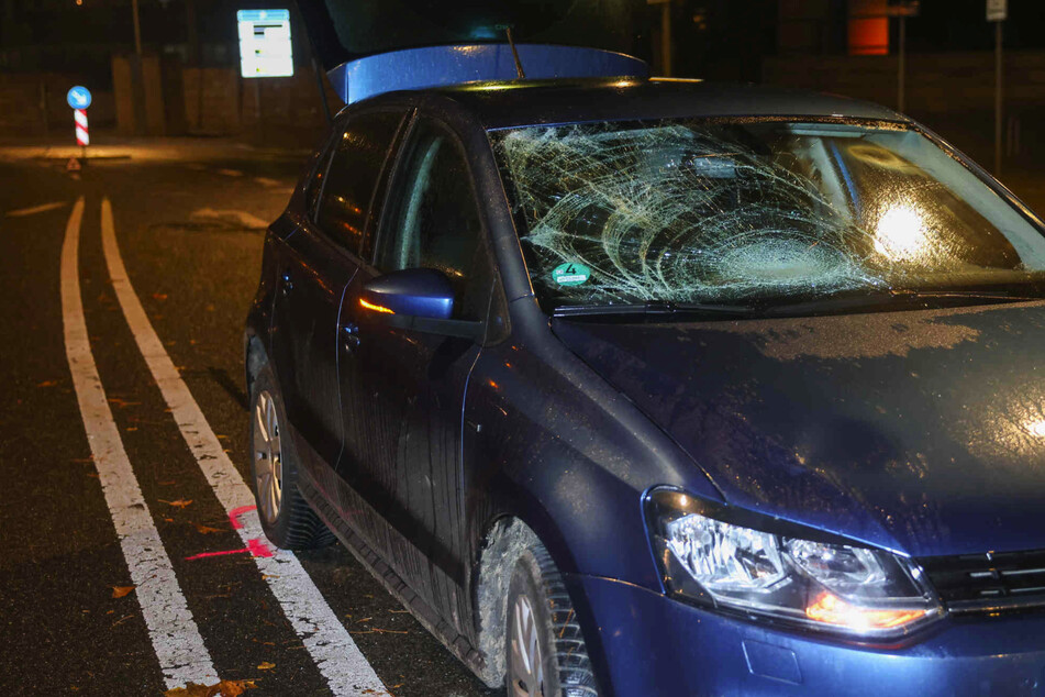 Zwei Schwerverletzte nach Unfall in Dresden: VW kollidiert mit Fußgängern
