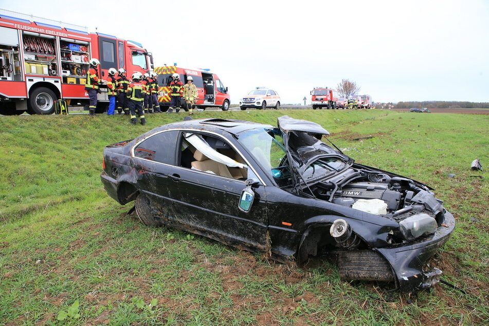 Der BMW wurde bei dem Unfall stark demoliert.