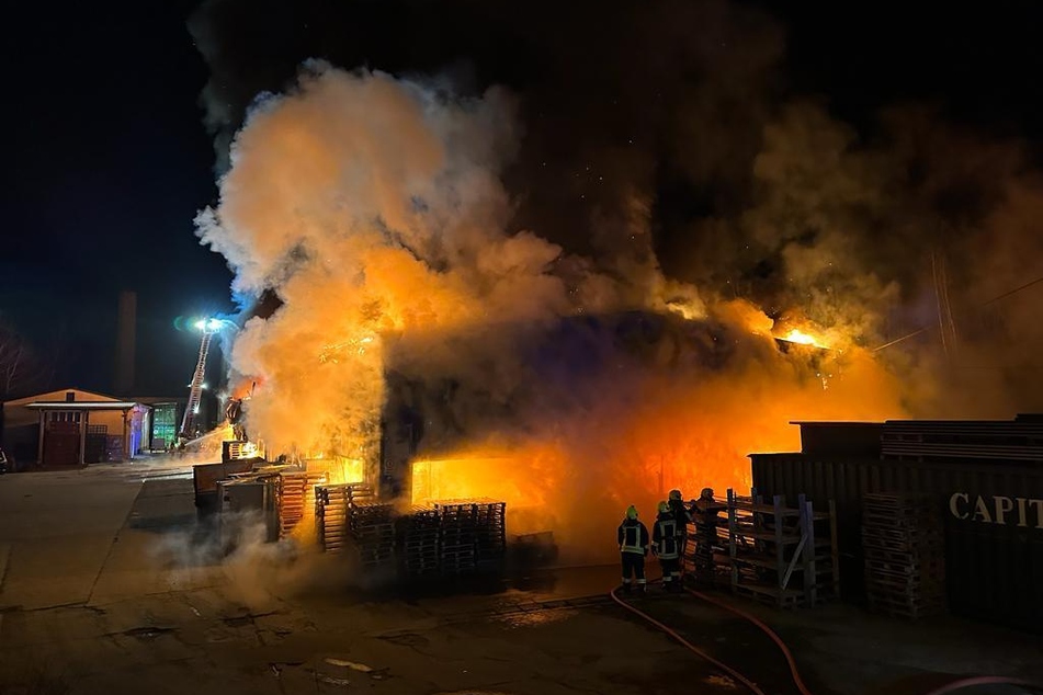 Feuer-Alarm in Schwarzenberg am Dienstagabend: Ein Firmengebäude ging in Flammen auf.