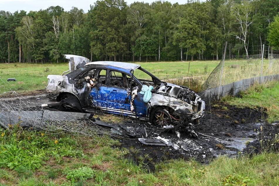 Der Subaru wurde von der Fahrbahn geschleudert und völlig zerstört.