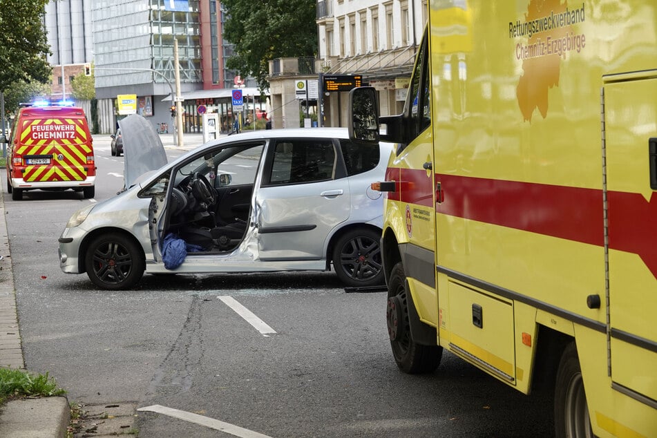 Auf der Theaterstraße in Chemnitz krachte am Sonntag ein Rettungswagen mit einem Honda zusammen.