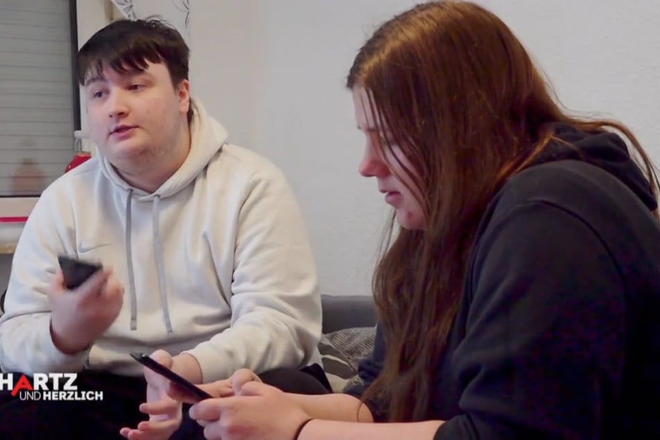 Für Leon (l.) und Lisa (beide 22) stellt sich ihre Beziehung auf die Probe, als es ums Möbel-Aufbauen geht.