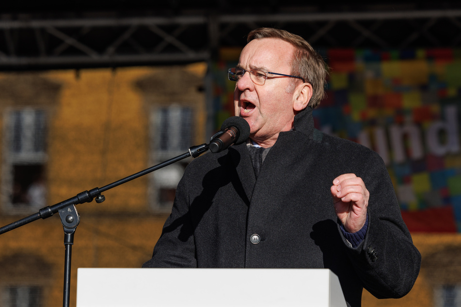 Boris Pistorius (63, SPD), Bundesminister der Verteidigung, spricht bei einer Demonstration gegen Rechtsextremismus in Osnabrück.