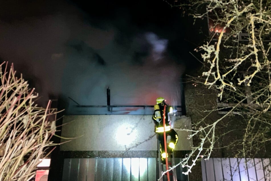 Die Feuerwehrleute mussten mehrere Bewohner aus der Wohnanlage retten.