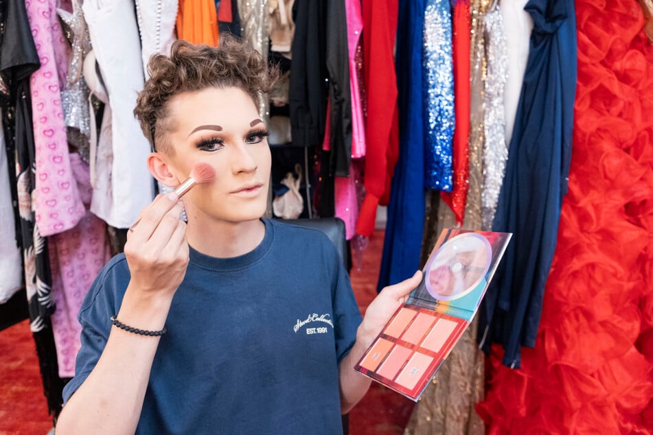 Moritz Winklers Verwandlung in Helene Fischer beginnt hinter den Kulissen mit dem Make-up.