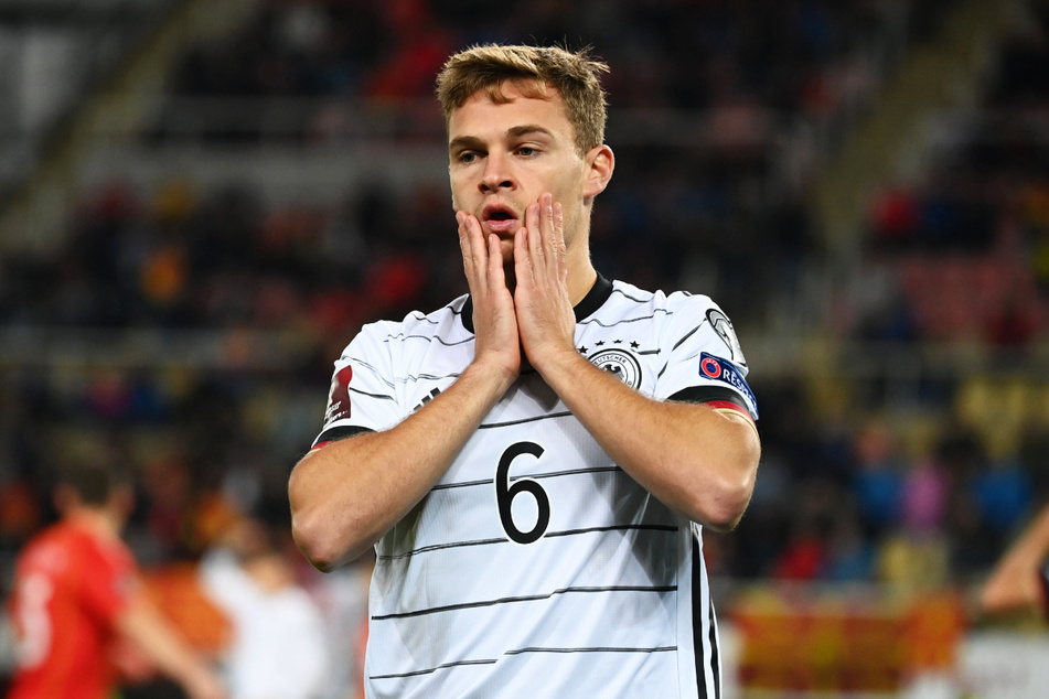 Die DFB-Elf um Leader Joshua Kimmich ließ in der ersten Hälfte mehrere gute Möglichkeiten liegen, der Bayern-Star wurde zudem von Laiserpointern geblendet.