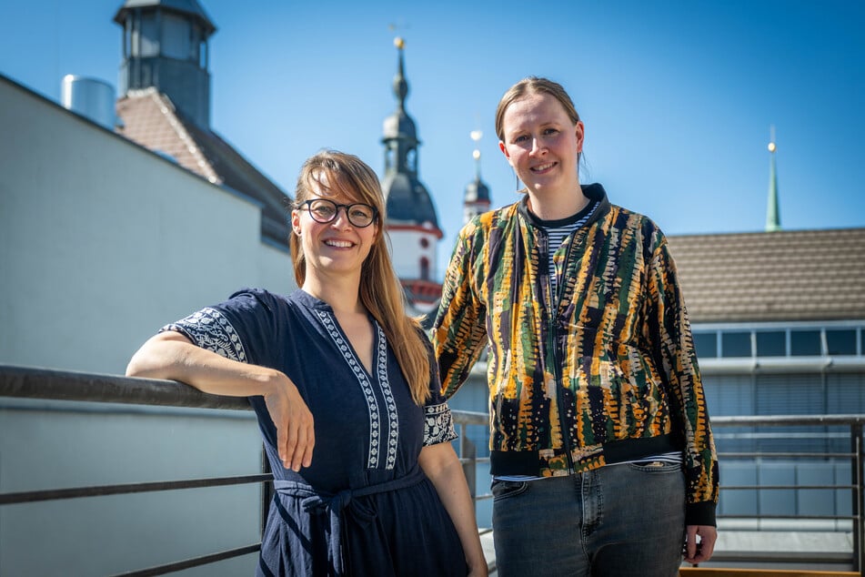 Sabine Fekete (l.) und Anely Smida Jeromin haben das erste Chemnitzer Dachfestival "Bunte Dächer" organisiert.