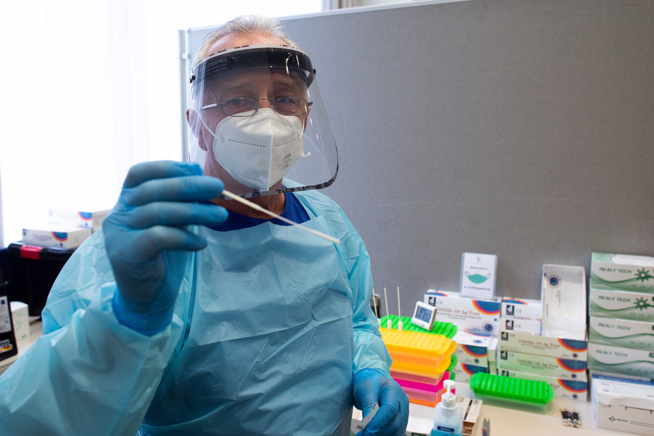 Ein Mitarbeiter in einem Covid-Testcenter.