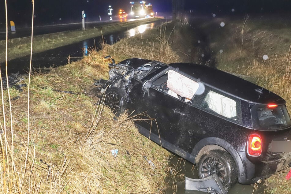 Auf der B5 sind am Freitagabend zwei Autos frontal zusammengestoßen.