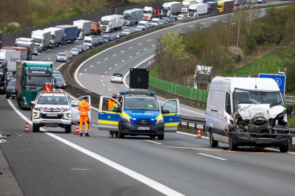 Unfall A72: A72 im Vogtland stundenlang gesperrt: Transporter kracht gegen Laster