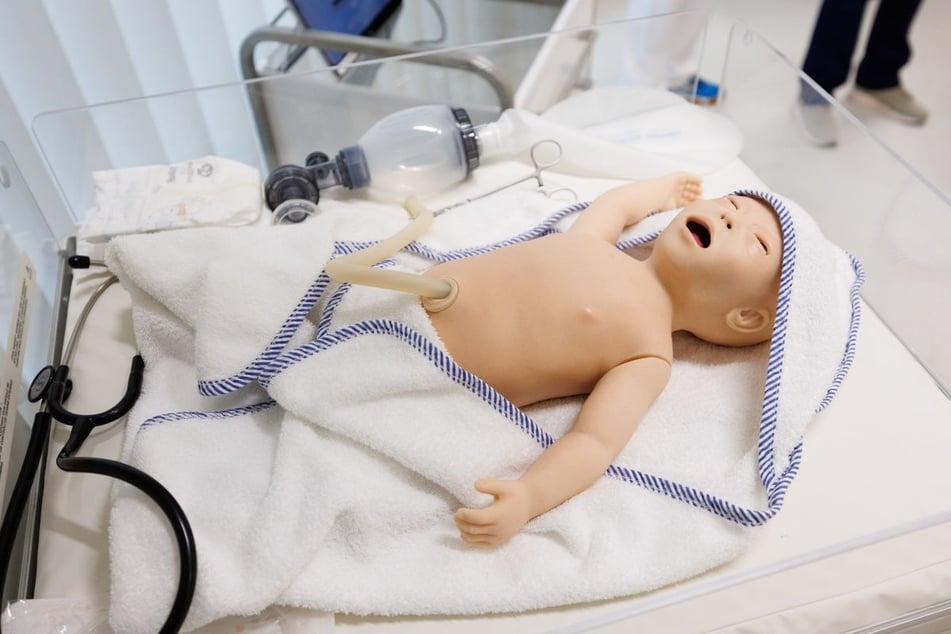 Hebammen lernen an solchen Simulatoren. Komplikationen während der Geburt im April 2021 wurden von zwei Hebammen laut Anklage aber nicht erkannt. (Symbolfoto)
