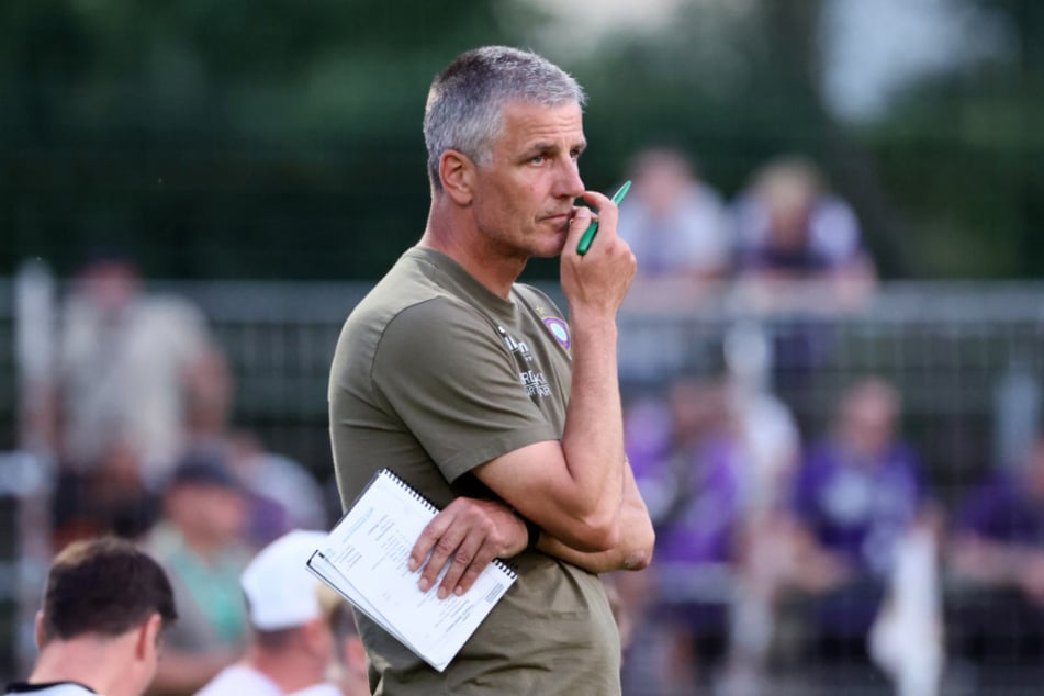 Auch Aue-Trainer Jens Härtel (56) hat sich das Spiel gegen Leipzig anders vorgestellt.