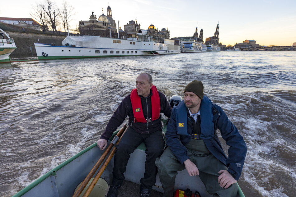 Zwei Mann in einem Boot: "August"-Käptn Uwe Stirius (53, l.) und Jochen Haubold (45), Nautischer Leiter der Weißen Flotte, auf Kontrollfahrt.