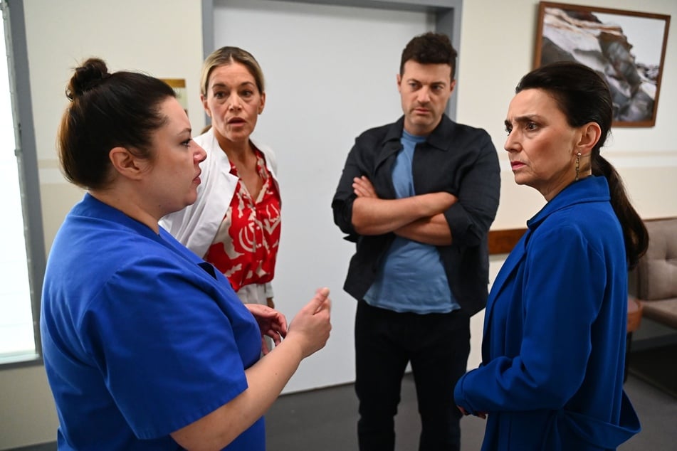 Vanessa (l.) erklärt, warum die OP abgebrochen werden musste.