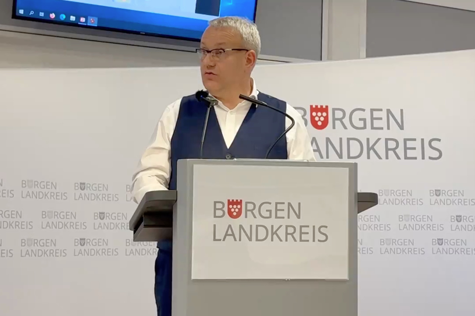 CDU-Landrat Götz Ulrich (54) bei seiner Ansprache im Kreistag.