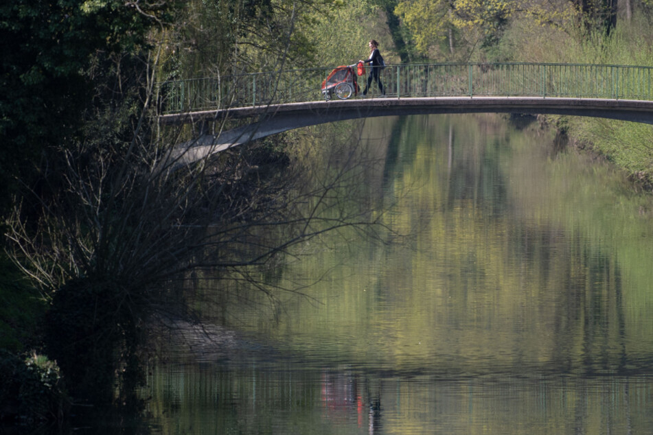 Der Mann sprang mit einem Salto von der Brücke. Zeugen alarmierten die Rettungskräfte. (Symbolbild)