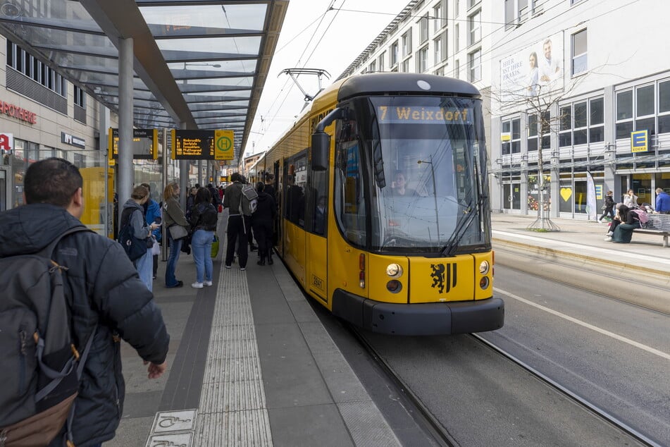 Der Vorfall ereignete sich in Höhe der Haltestelle "Tharandter Straße" in einer Straßenbahn der Linie 7. (Archivbild)