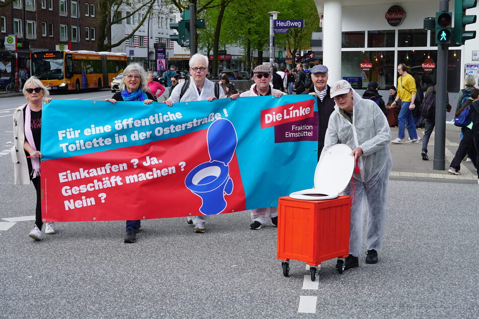 Mitglieder der Linken-Fraktion der Bezirksversammlung Eimsbüttel demonstrierten am Samstag für eine öffentliche Toilette im Hamburger Stadtteil Eimsbüttel. In der Mitte: Initiator Peter Gutzeit.
