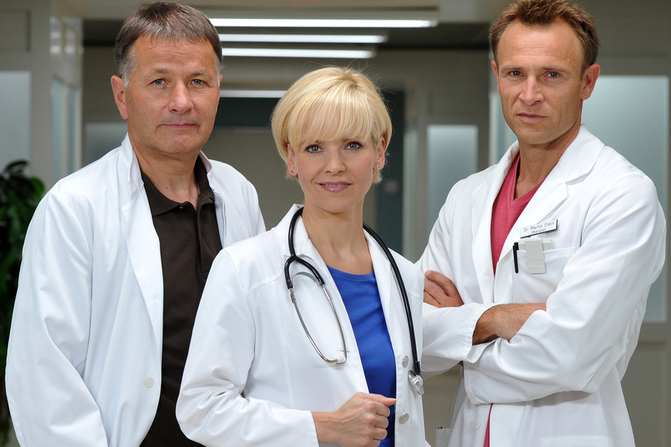 Auf neue Folgen mit Dr. Heilmann (Thomas Rühmann, links) und Co. müssen "In aller Freundschaft"-Fans leider noch etwas warten. (Archivbild)