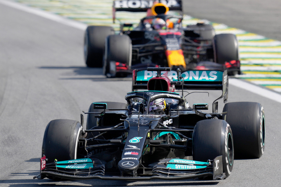 Hamilton jagt Verstappen beim Formel-1-Rennen in Brasilien und siegt im Rad-an-Rad-Duell