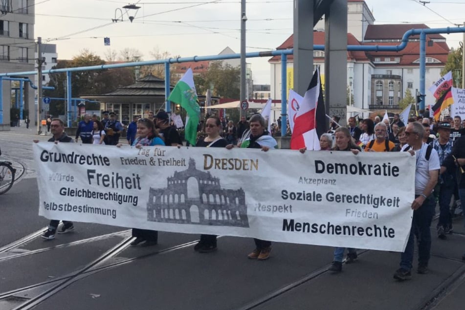 Am 29. Oktober 2022 zogen Reichsbürger, Impfgegner und "Querdenker" gemeinsam mit Neonazis durch die Dresdner Innenstadt.