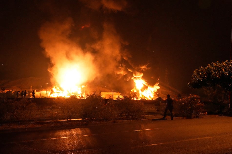 Menschen beobachteten vergangene Woche, wie Flammen aus einem Öllager aufstiegen, nachdem es bei einem israelischen Angriff getroffen wurde.