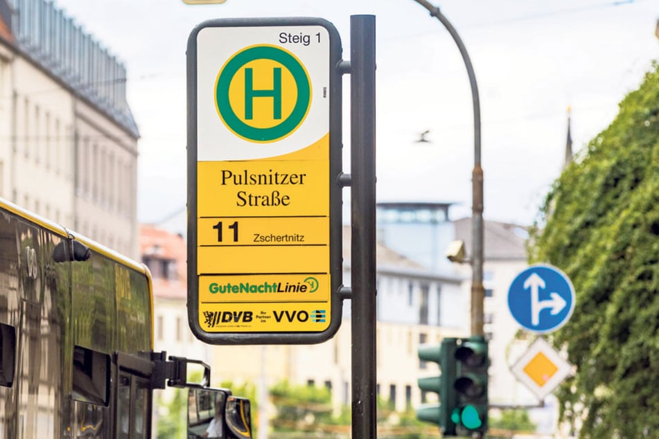 Ein Erfolg der Dresdner Polizei: Erste Haltestellenschilder sind bereits weiß hinterlegt.