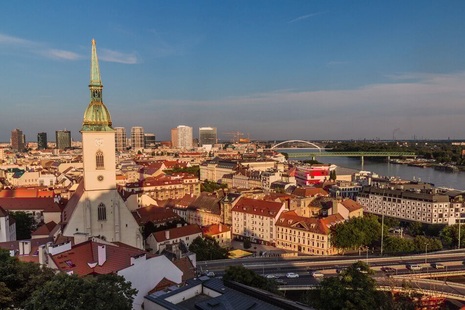 In 6 bis 9 Stunden fahren Flixbus (von DD & LEI) und die Deutsche Bahn (von DD Hbf.) nach Bratislava.