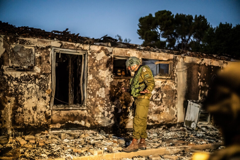 Ein israelischer Soldat untersucht ein zerstörtes Haus im Kibbutz Be'eri, der von Terroristen der Hamas überfallen worden war.