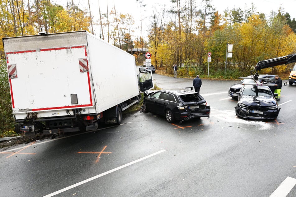 Im Nürnberger Süden hat ein Lastwagen durch einen Unfall mehrere Fahrzeuge beschädigt. Eine Autofahrerin wurde verletzt.