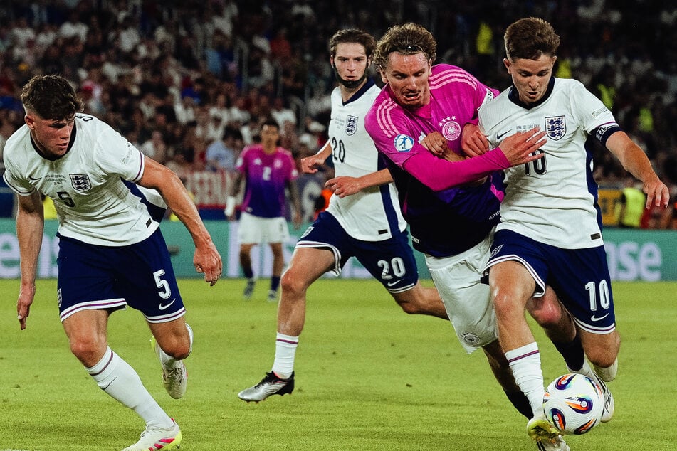 James McAtee (22, r.) - hier im Zweikampf mit Deutschlands Nick Woltemade - stand bei der U21-EM in allen Spielen für England auf dem Platz.