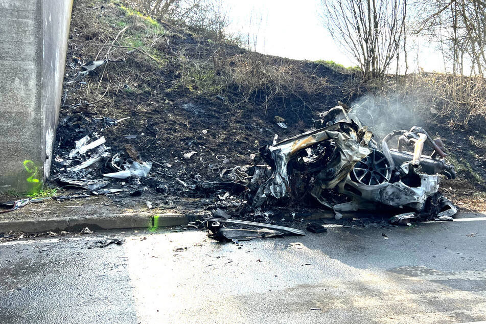 Hochmotorisierter BMW zerschellt an Brücke, Fahrer stirbt im brennenden Wrack