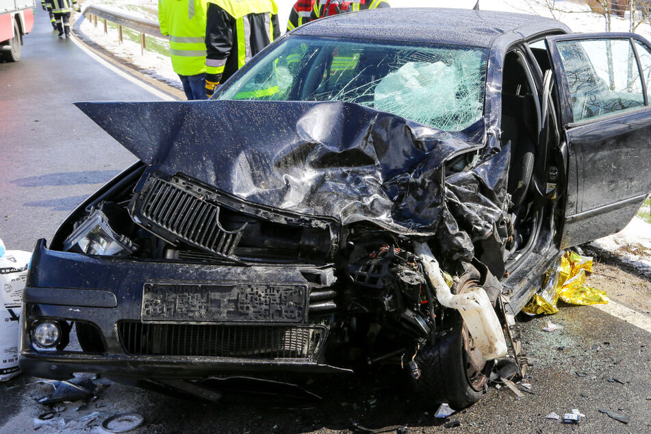 Auf der Staatsstraße 2155 in Bayern ist es bei Berching zu einem folgenschweren Unfall gekommen.