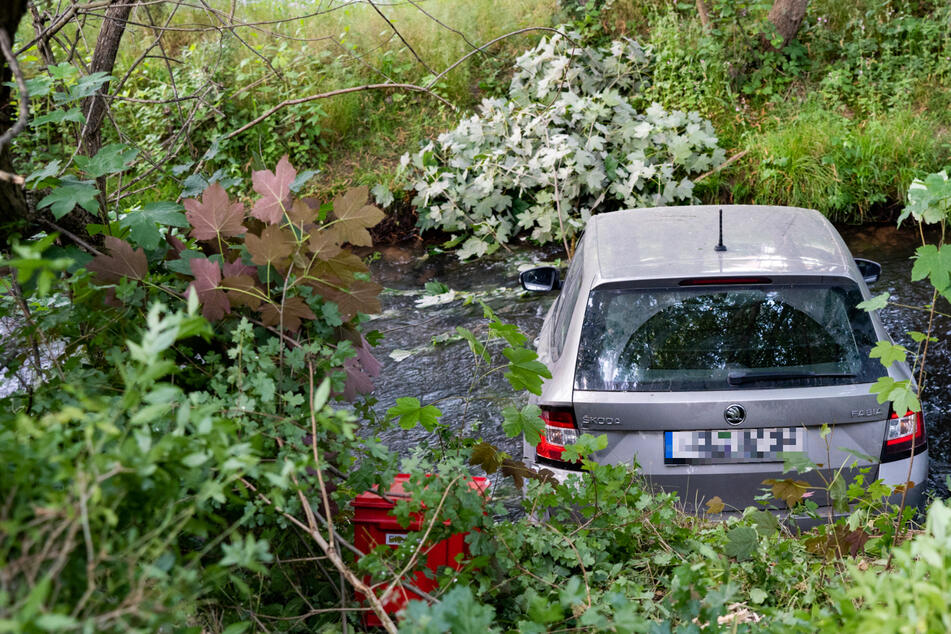 Folgenschweres Missgeschick: Skoda-Fahrer landet mit Auto in Fluss